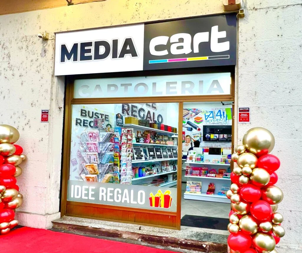 Facciata del negozio MEDIA Cart in Viale Sarca 163, Milano Bicocca